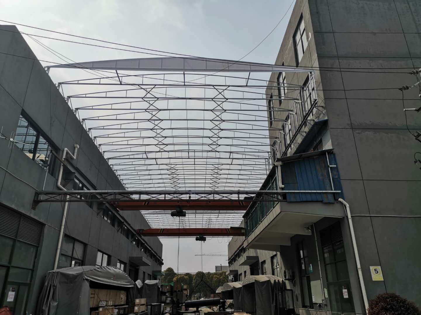 全新设计安装电动推拉雨篷 江苏工厂仓库电动雨棚 厂房悬挂式伸缩雨蓬定制定做