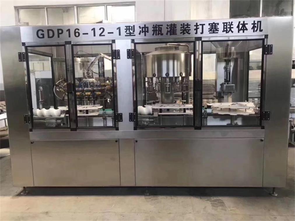 远科 全自动灌装封口机  葡萄酒三合一灌装机  高精度灌装机 供应商