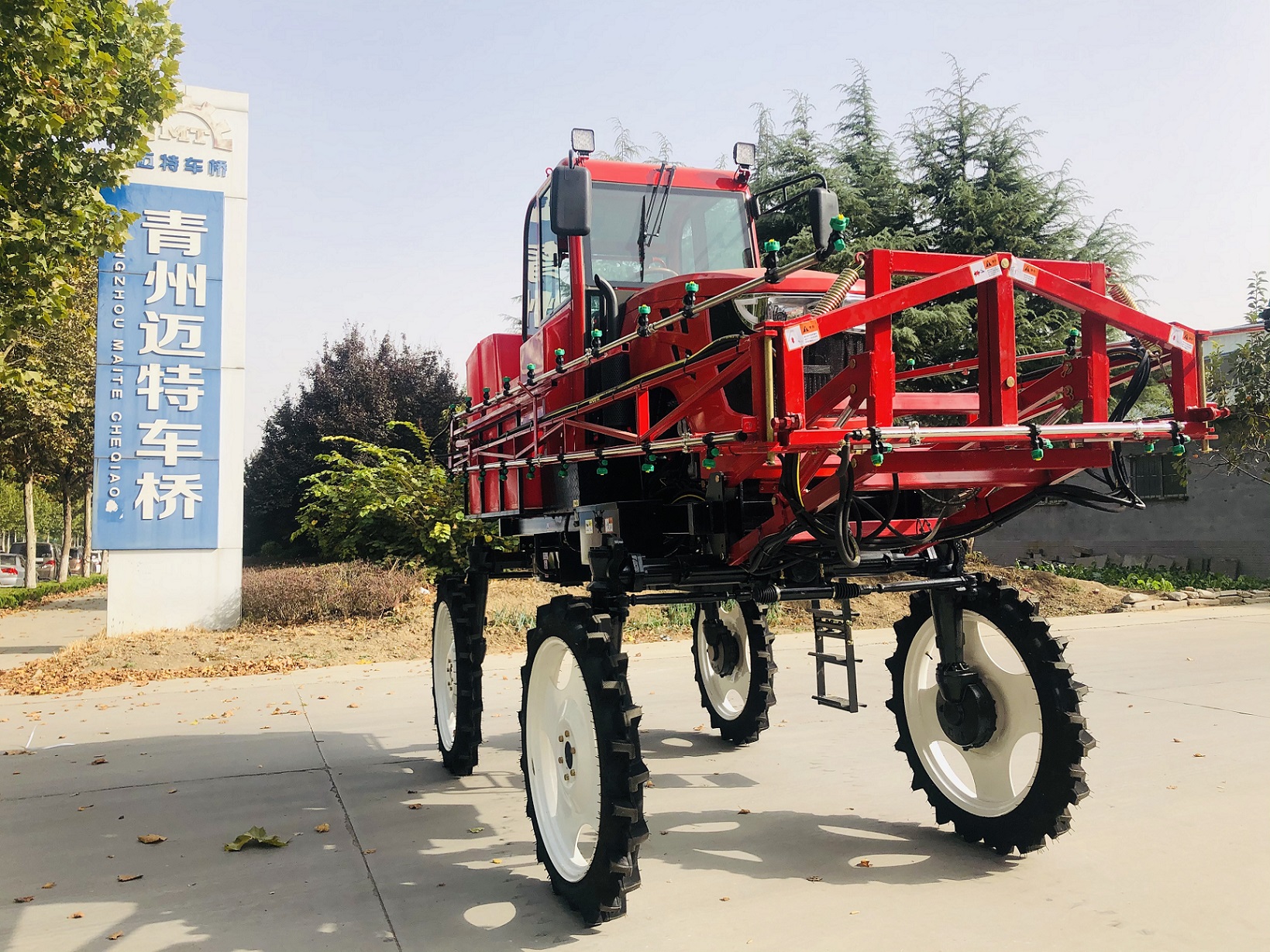 3WPZ-1500E山东迈特打药机 空调驾驶室 20米喷杆1500L药箱100马力四驱