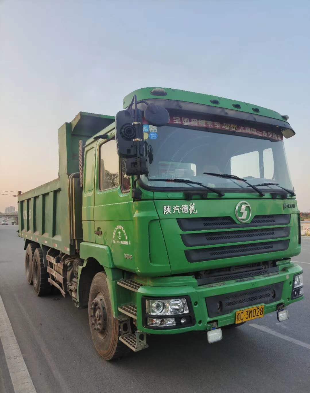 陕汽德龙后八轮自卸车 全保至2021年08月 车厢长度5.8米 原版车