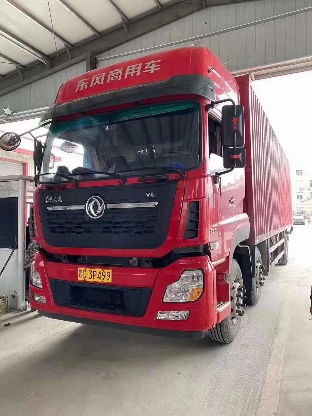一年的东风天龙 前四后四9.6米厢式货车 国五 刚好一年，两证已审，轮胎全新