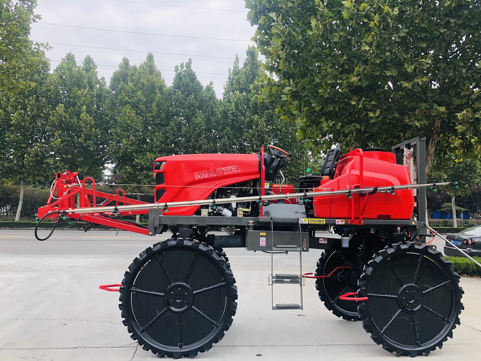 3WPZ-700A山东迈特打药机  迈特经典款  中国红的配色 自制喷杆轮胎车桥  质量特别好