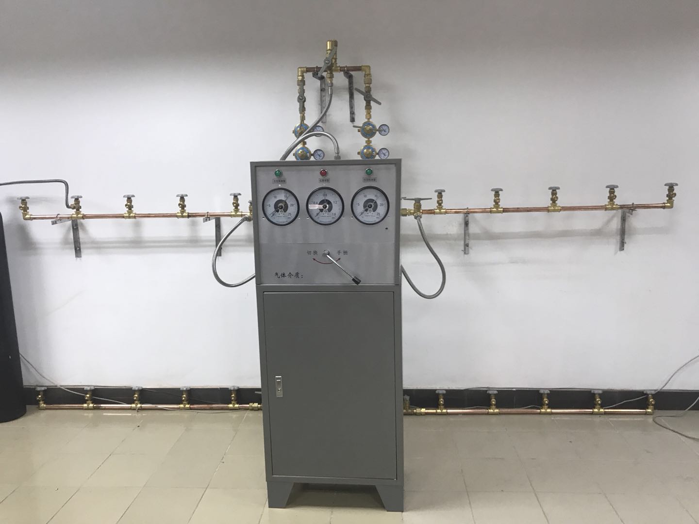 ZQ-1型氧气汇流排采用半自动切换汇流排,需要人为干预切换汇流排上海齐威设计制造