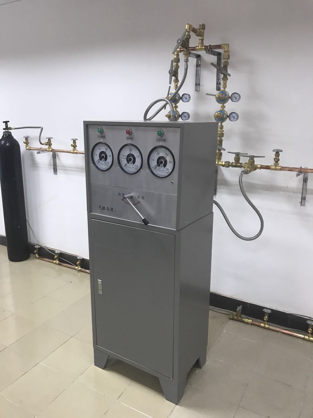 半自动切换汇流排ZQ-1型系列汇流排采用半自动切换汇流排,需要人为干预切换汇流排