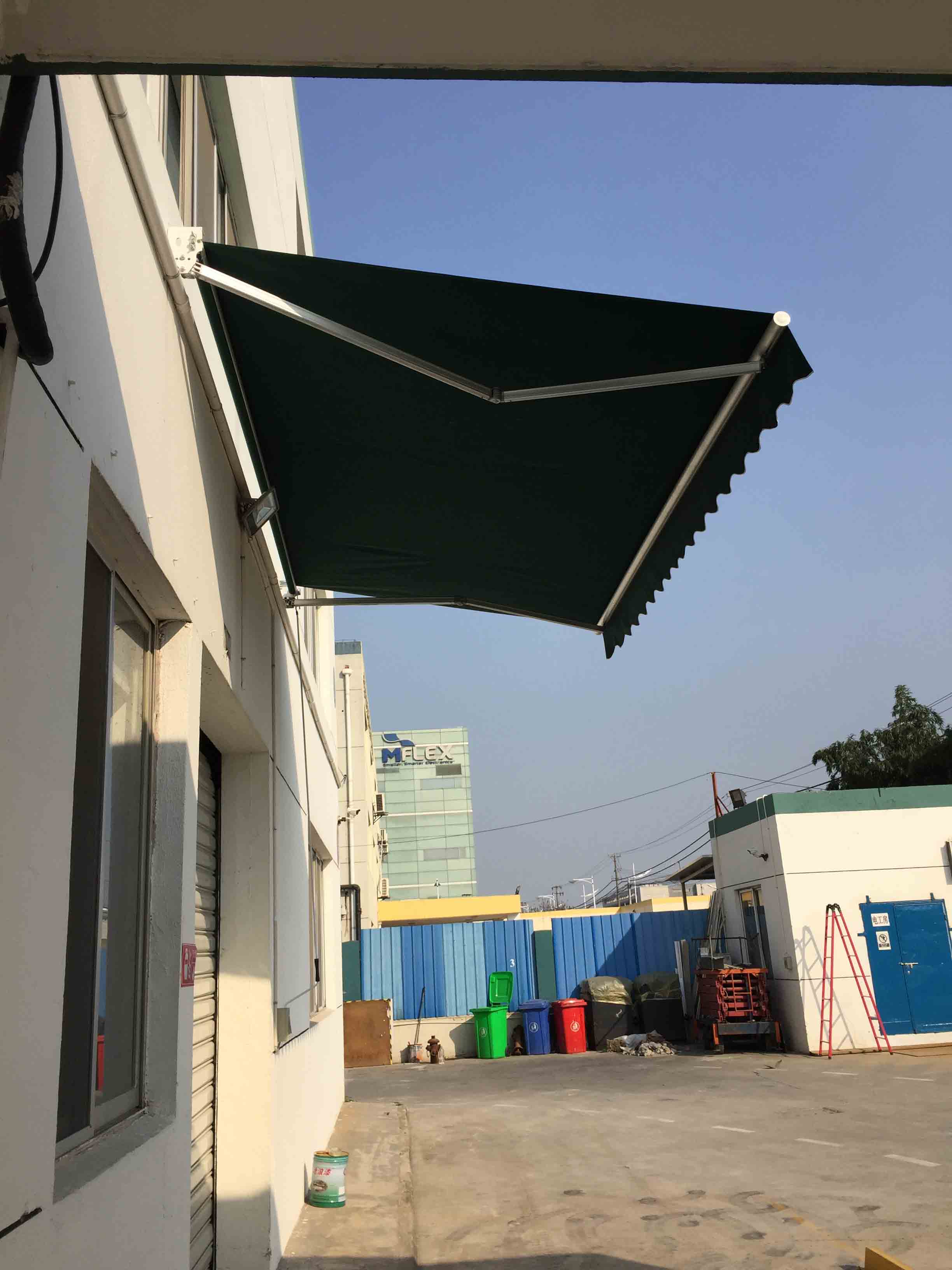 奶茶店门头伸缩雨篷  咖啡厅遮阳雨篷  卤菜折叠式推拉雨篷  菜场手摇式雨篷