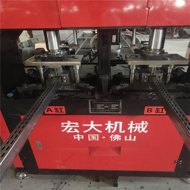 广西北海角铁自动冲孔载断机 角钢数控冲切机器调机教程宏大机械