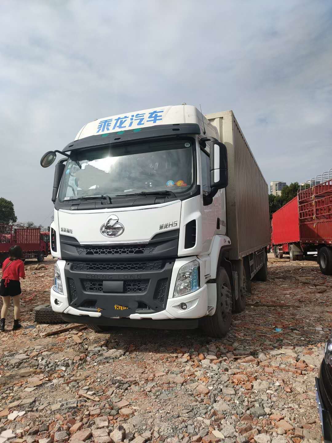 2020年8月上户 乘龙H5前四后四9.6厢式车 国五排放 带全保出售