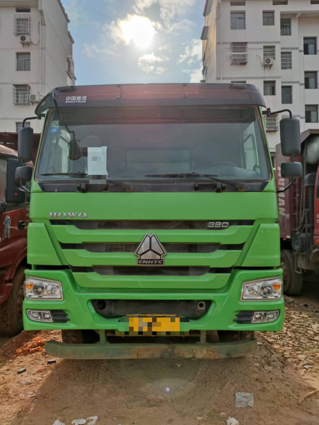 19年9月上户 豪沃前四后八自卸车 国五   带7米的环保绿货箱 可全国提档