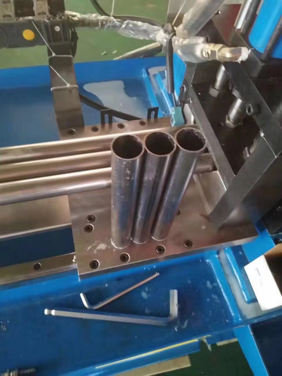 厂家直销MC-350CNC 伺服送料带拉料全自动切管机 数控切管机