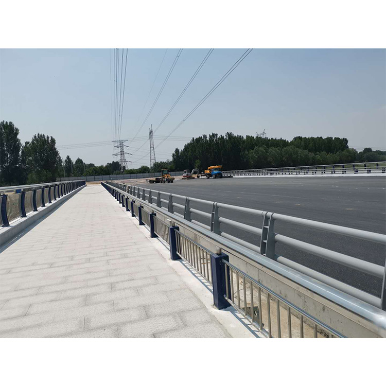 广西道路隔离栏    锌钢道路护栏  道路栏杆