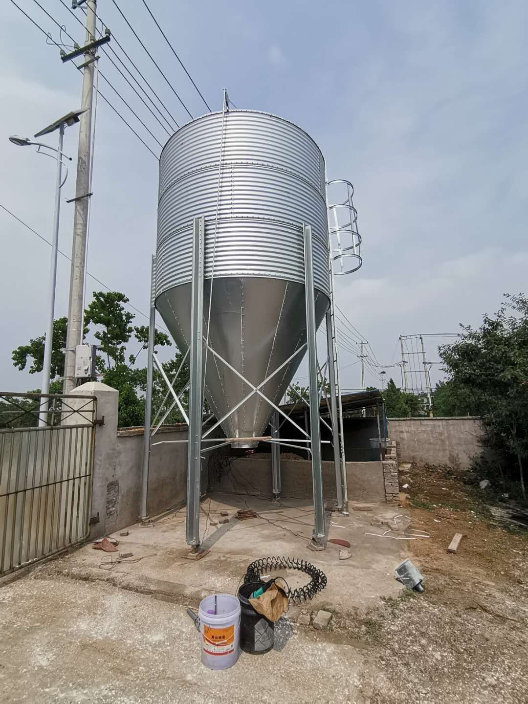 山东省设计生产养猪场通用养殖设备自动化饲料塔料线10，20吨源头厂家直销