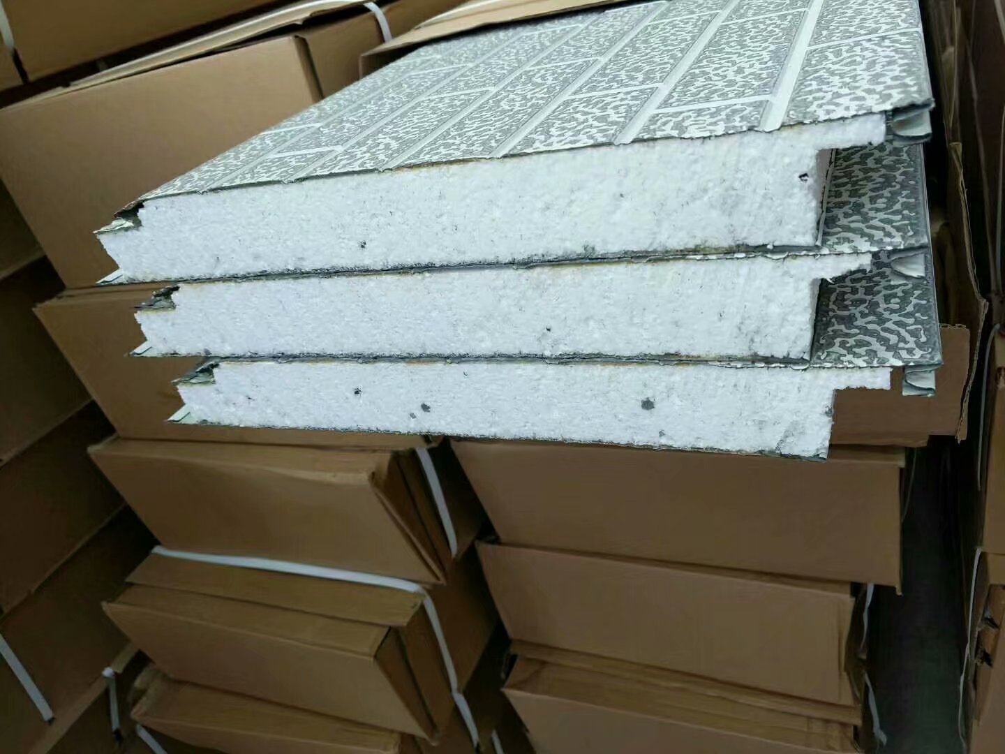 山东慧诚金属雕花板 欧式箱变双层铁皮泡沫 双层铁皮泡沫有多少钱 EPS保温夹芯板