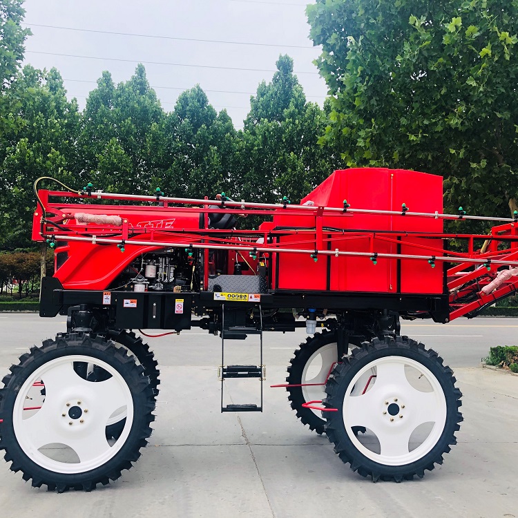 型号1500C   100马力   20米后置喷幅  1500L药箱 1.8米轮距