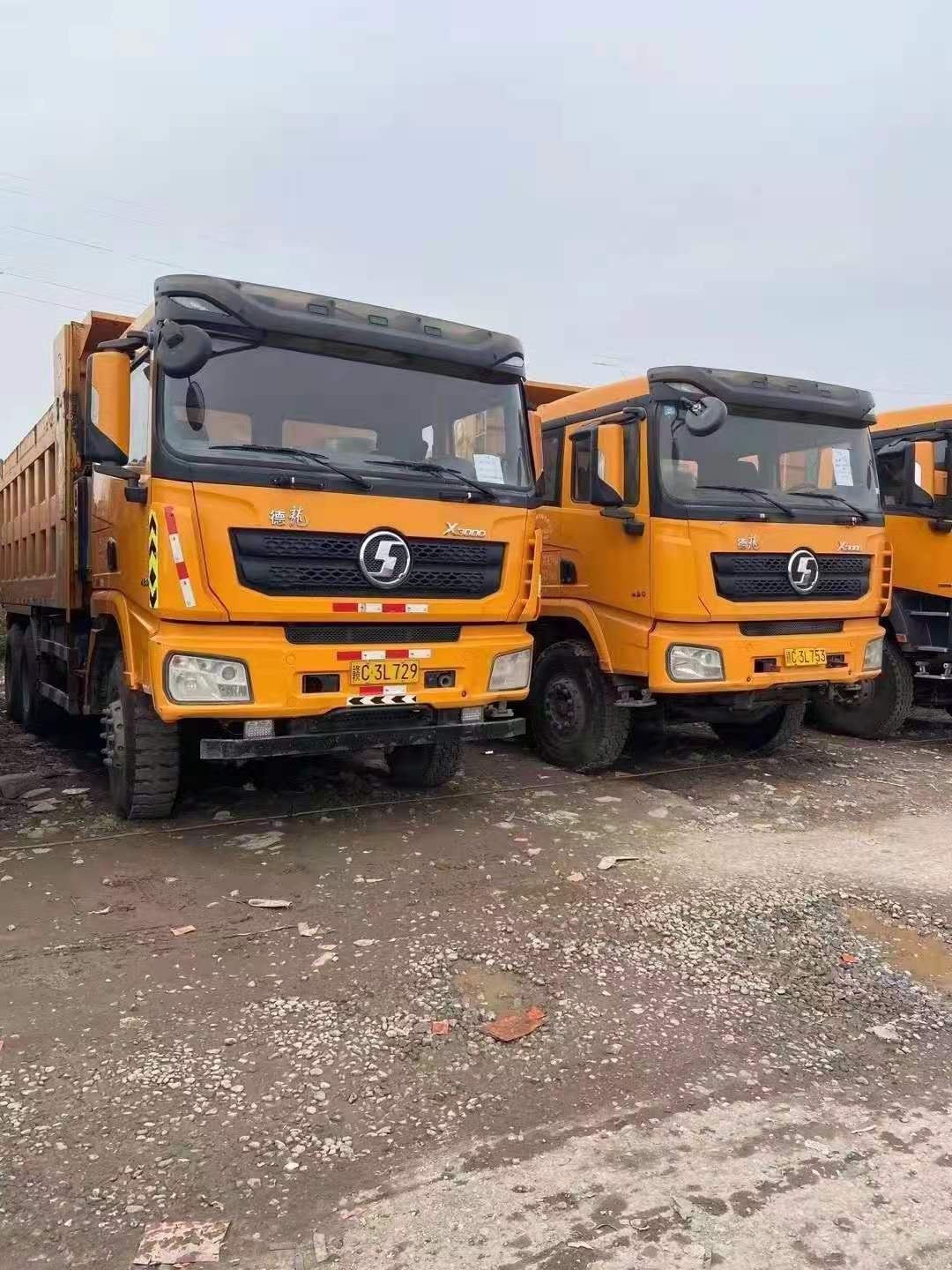 19年元月上牌 两台德龙X3000后八轮自卸车 国五