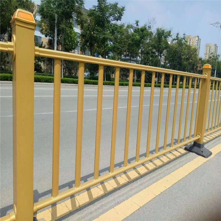 道路护栏隔离栏 公路市政隔离移动围栏 锌钢防护栏厂家定制