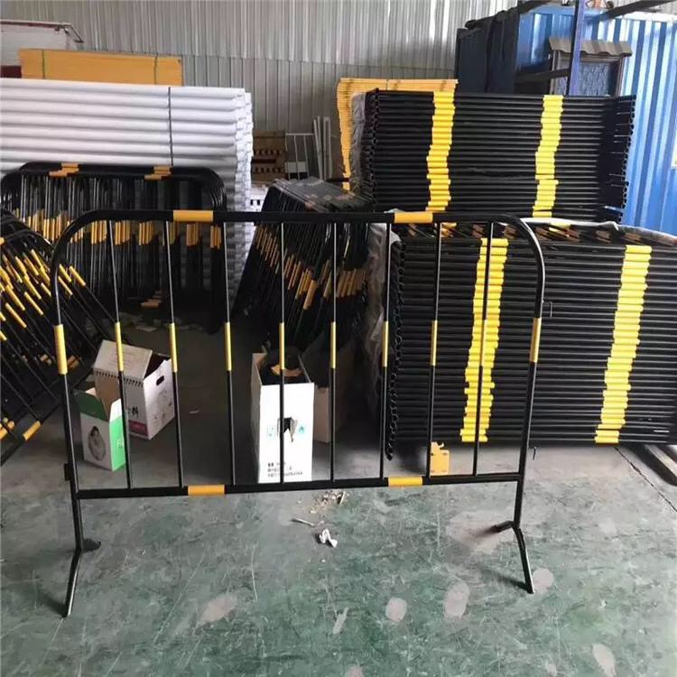 移动护栏 整个设计分为护栏本体及活动支撑脚