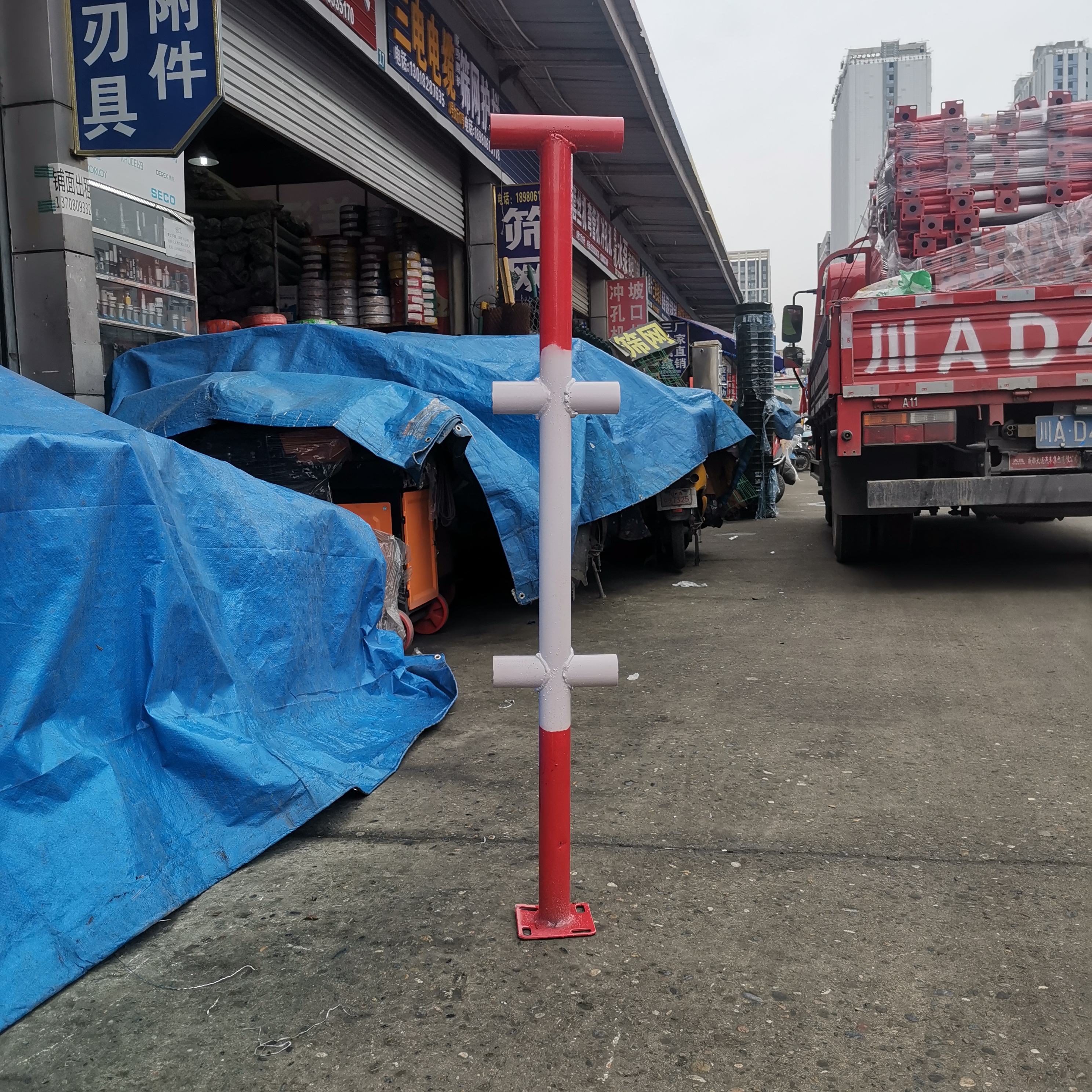 红色建筑工地定型化临边防护栏立杆钢管连接件
