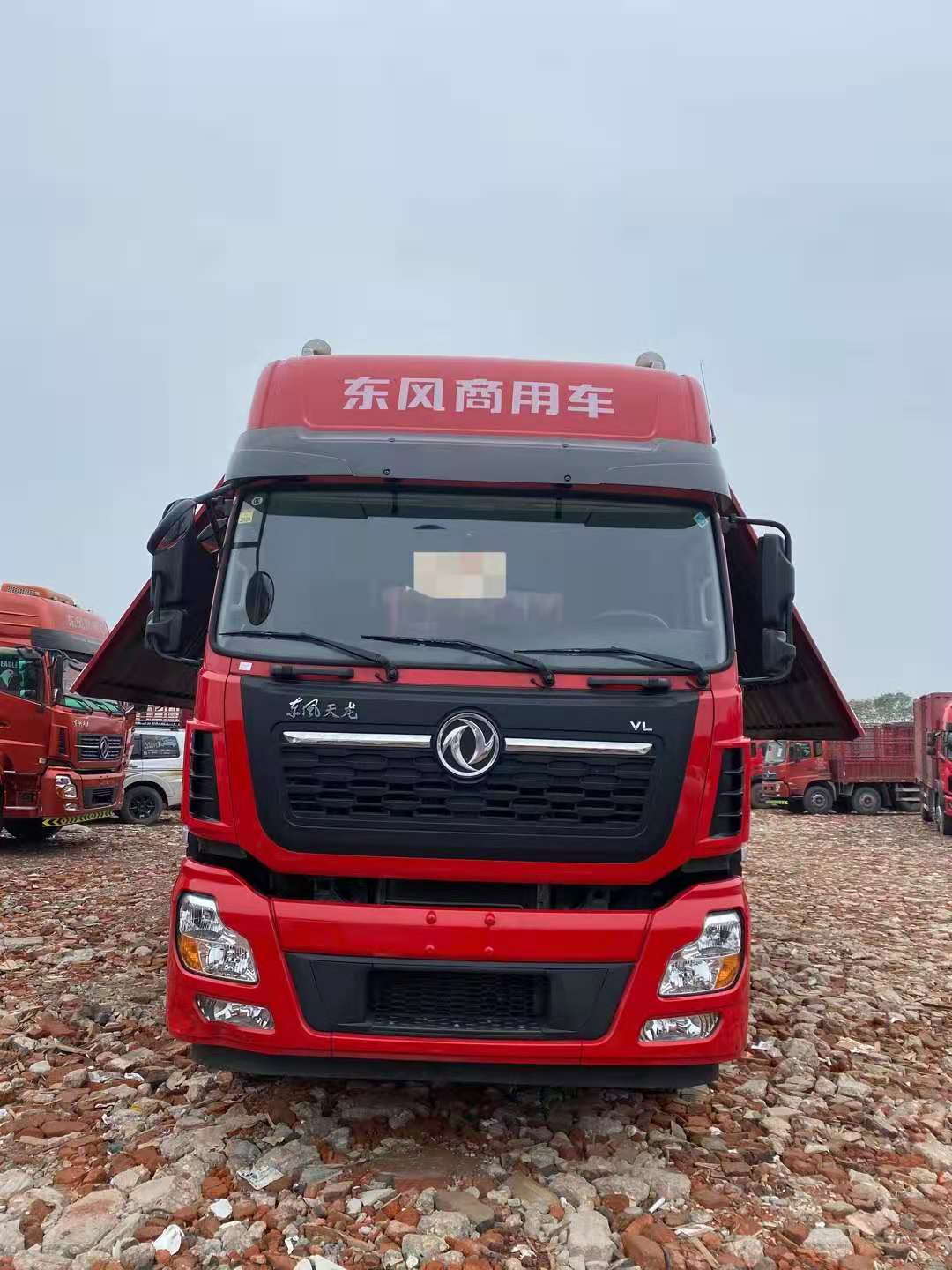 一年的东风天龙前四后四飞翼车 双飞翼  一年整 车况原车原版