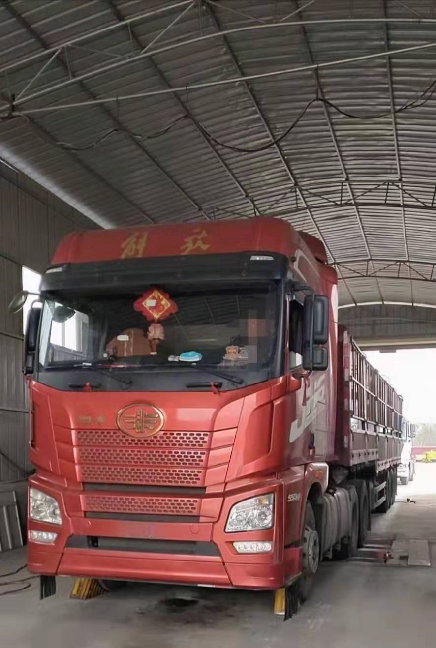 刚到家的解放JH6牵引半挂车 一年八个月 车子全靓