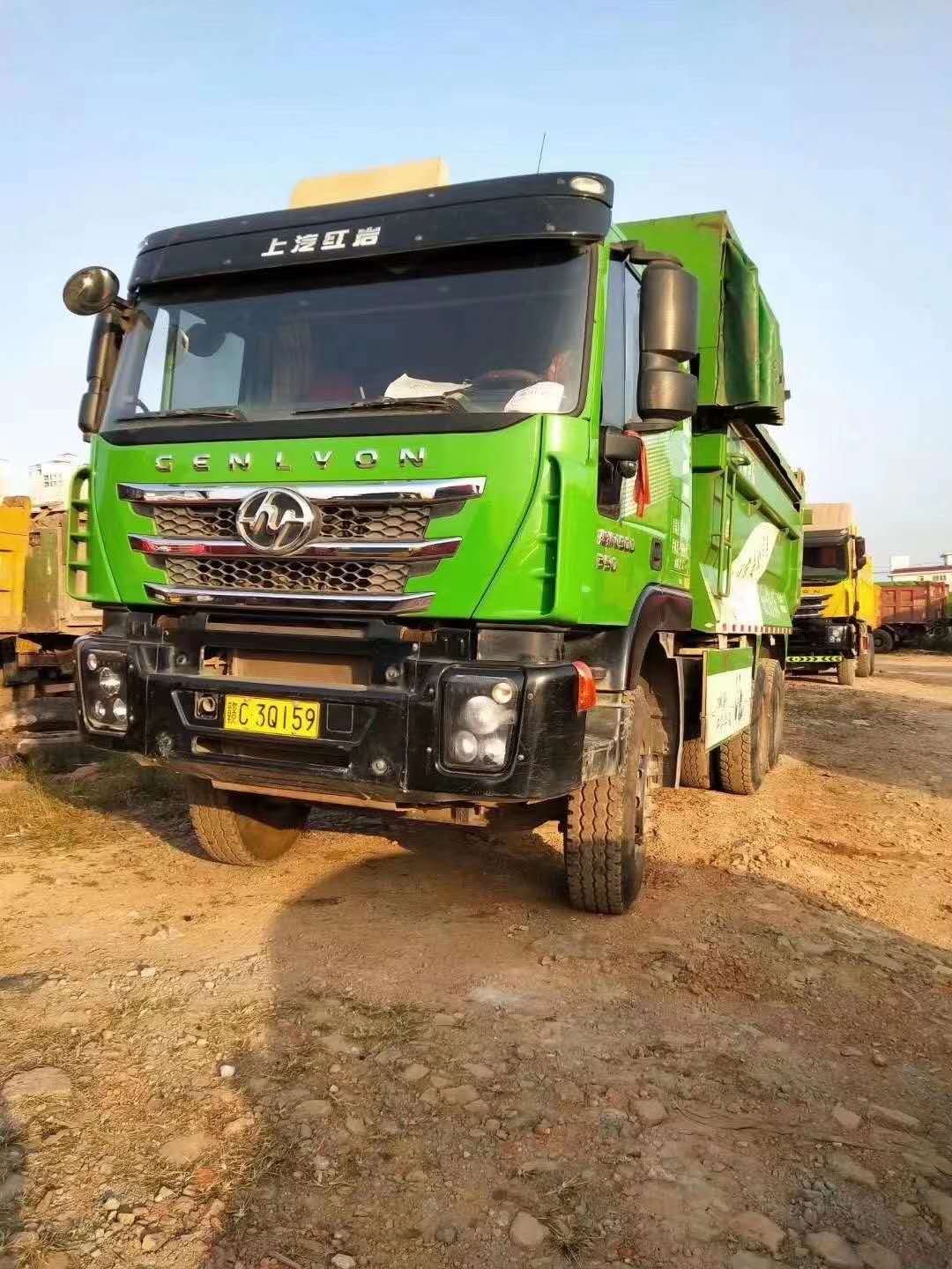 红岩杰狮后八轮城市渣土车，350马力 5.8米厢长。