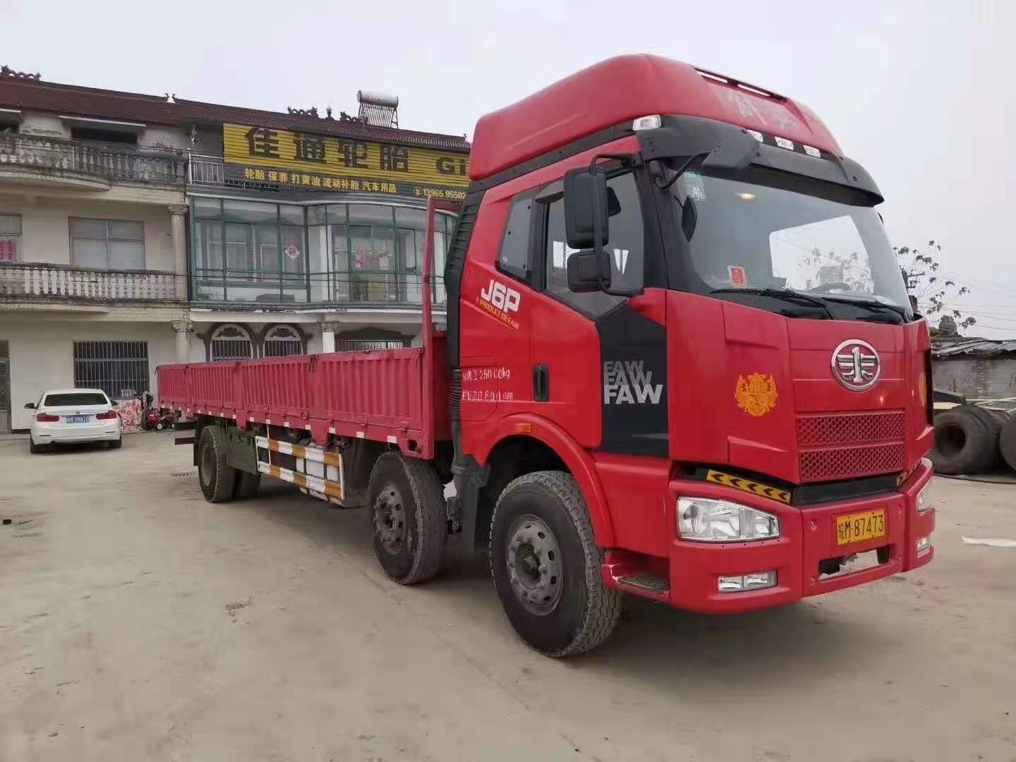 两台解放J6前四后八平板载货车 国4排放 价格便宜
