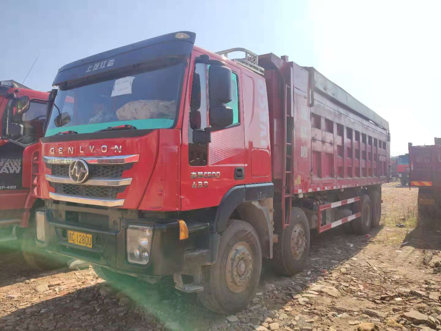 一手车源：红岩杰狮前四后八自卸车 国五