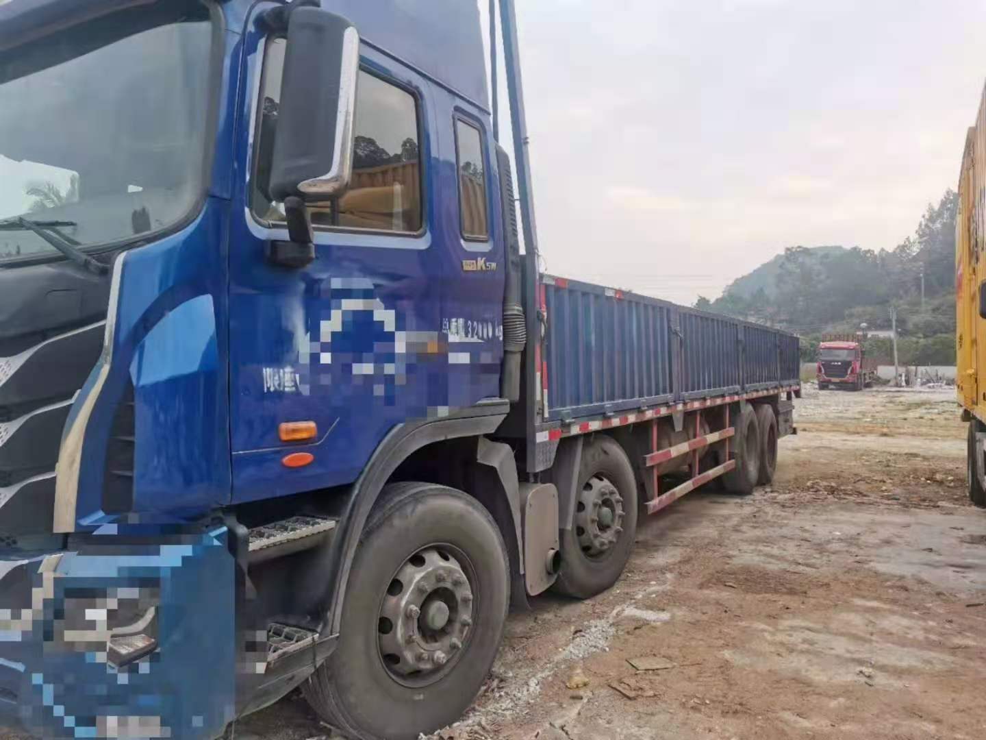 两台格尔发平板车