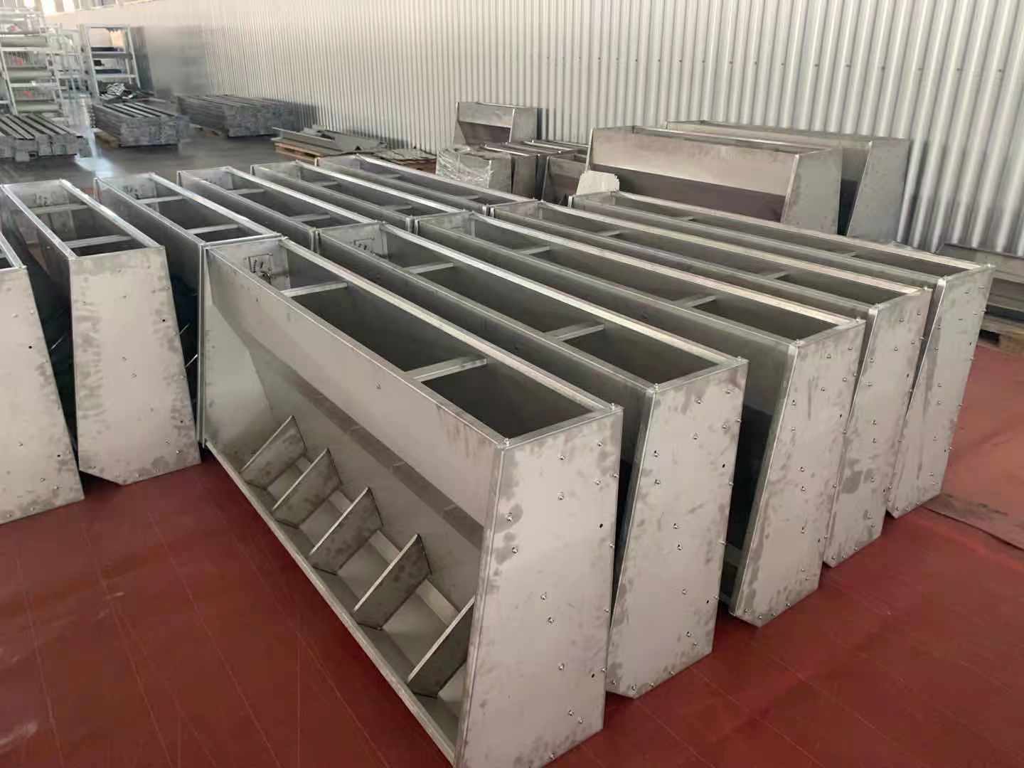  湖北猪食槽不锈钢食槽双面单面育肥保育料槽母猪采食机小猪补料槽