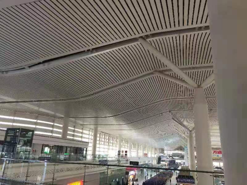 2.0弧形铝方通 商场天花幕墙装潢定制