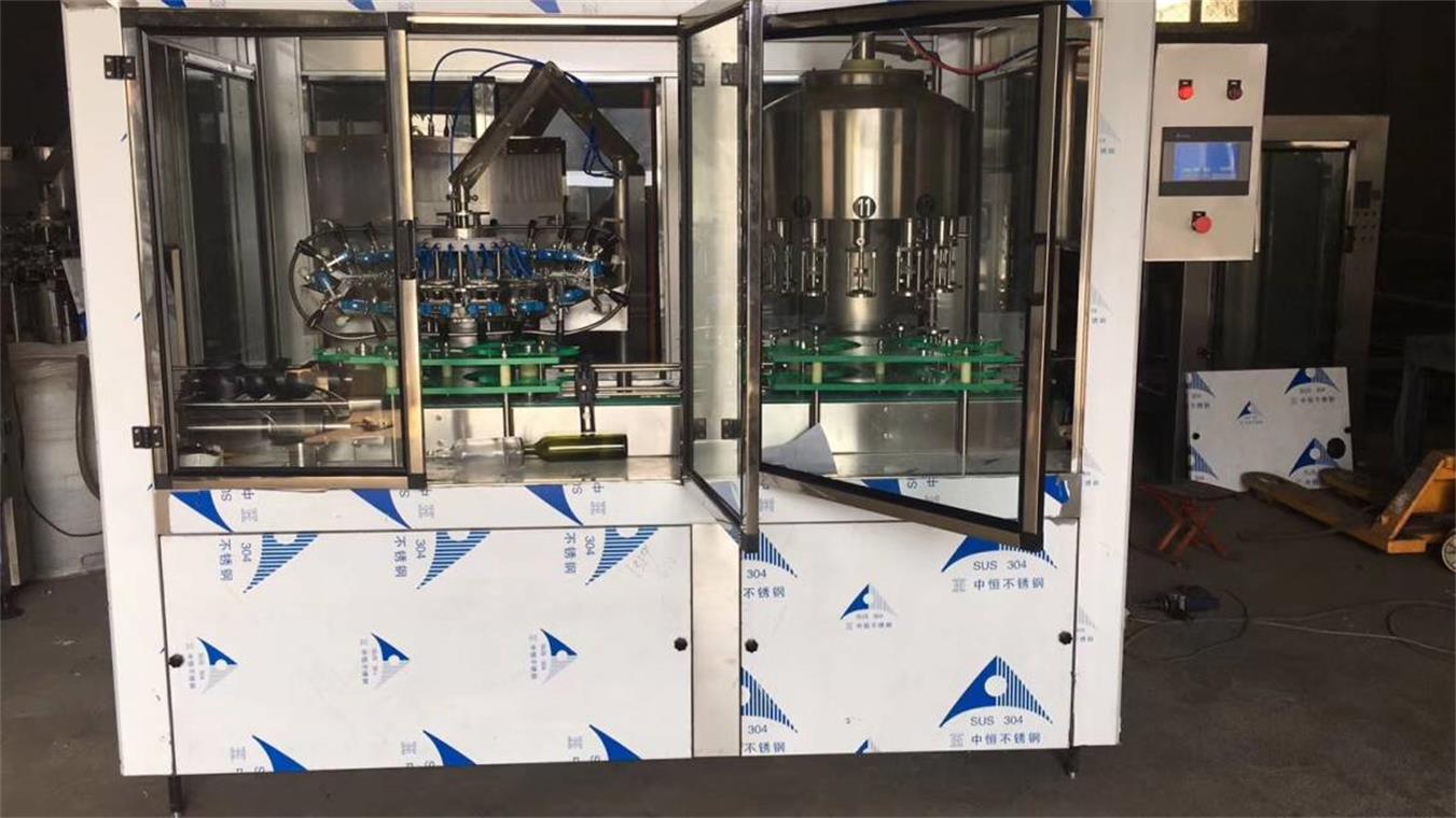 青州 全自动白酒灌装机  全自动果酒灌装机   远科 葡萄酒三合一灌装机