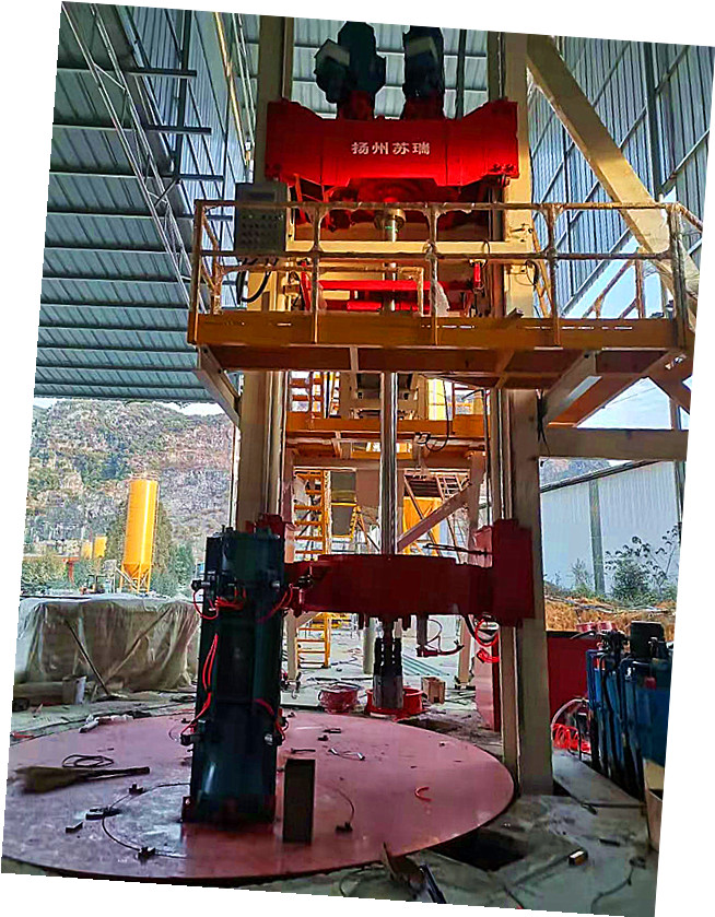 混凝土管道径向挤压设备φ300-1350，机械运转良好，生产效率高。