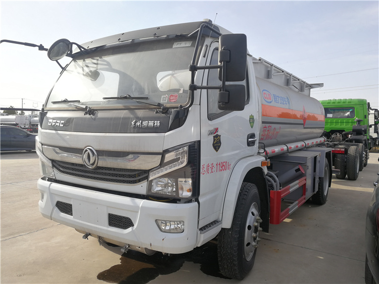 3308轴距东风5吨油罐车价格