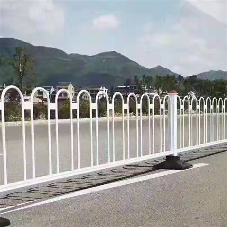 京式护栏 东昇圆钢波形交通中央隔离护栏 道路圆钢U形护栏