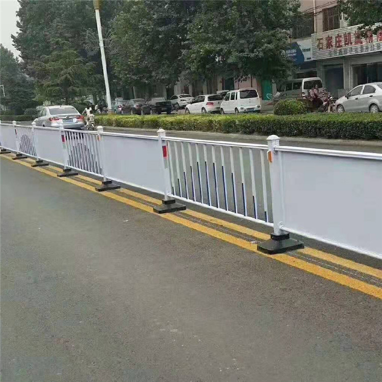 锌钢焊接道路护栏 东昇人行道隔离护栏网 交通护栏设施