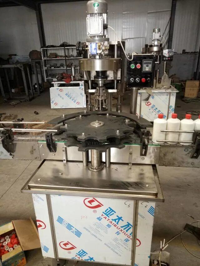 厂家直销：全自动白酒旋盖机  塑料瓶旋盖机  塑防压盖机 口服液瓶封口机