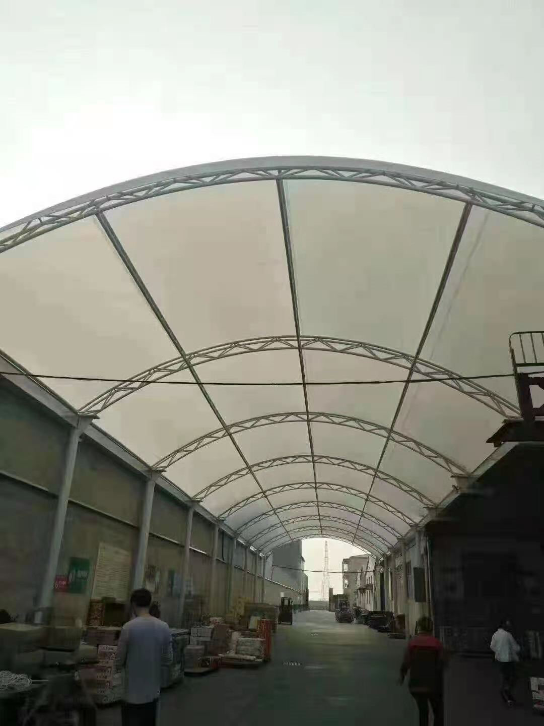  成都体育看台膜结构工程施工 景观工程膜结构价格 成都定制汽车停车桩车棚