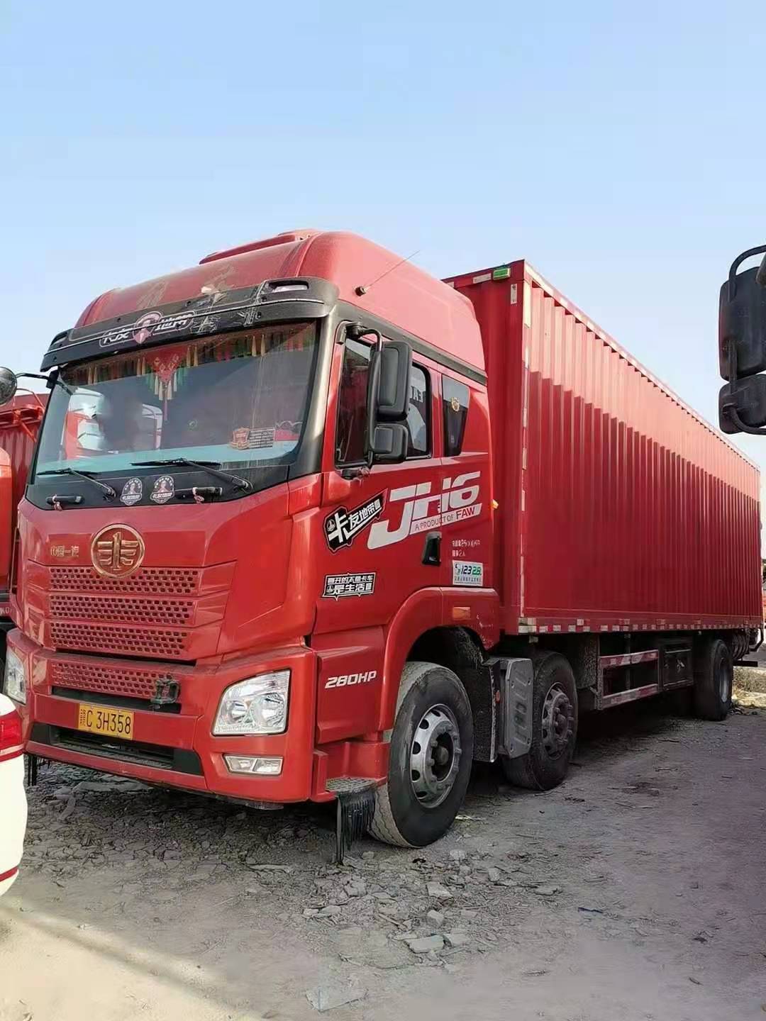 解放JH6前四后四厢式货车 280马力