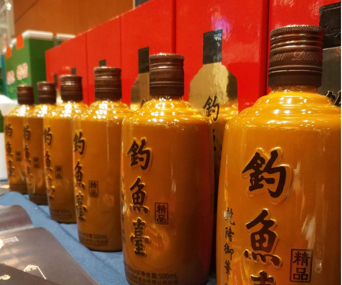钓鱼台精  品单价 铁盖 酱香型白酒批发