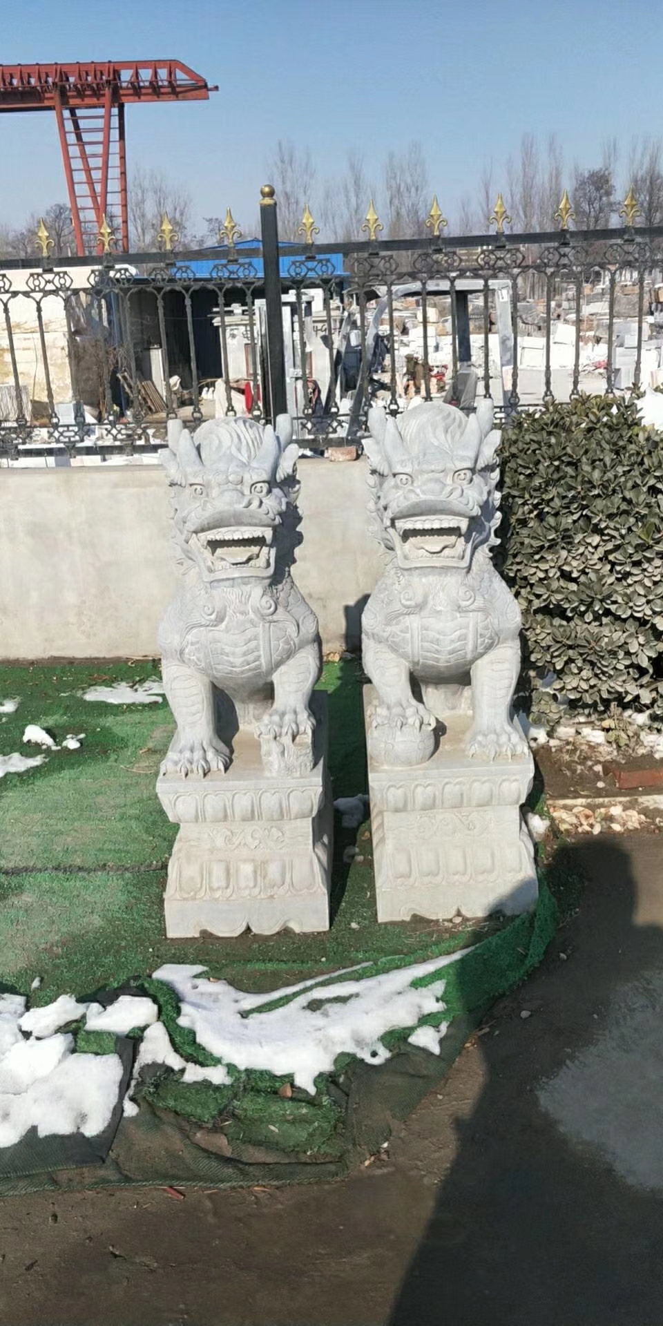 超旭锋雕塑  西安石材雕塑 石雕麒麟现货供应晚霞红麒麟门口摆件雕塑