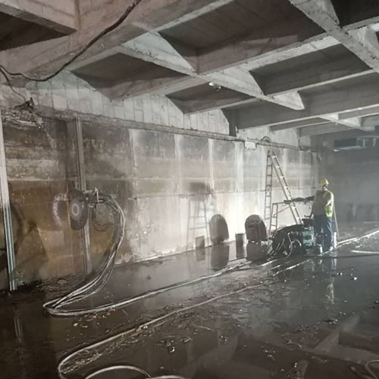洪通 河南大型混凝土墙切割施工 钢筋混凝土切割价格 团队作业