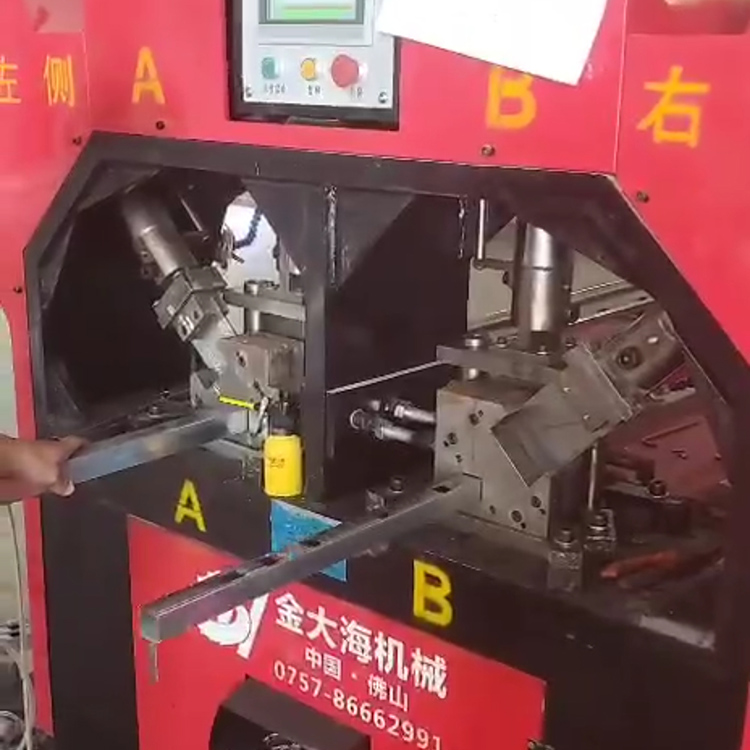 护栏方管冲孔冲断一体机