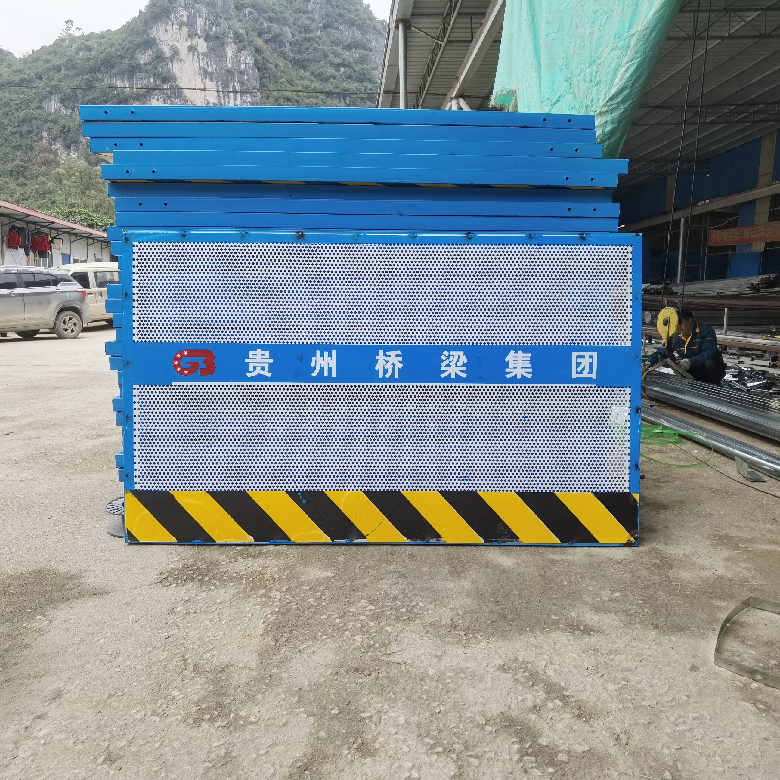 广西南宁安全防护栏厂 南宁基坑护栏厂 南宁电梯井口安全门 南宁基坑临边防护网 隔离护栏 恒烨筛网定制