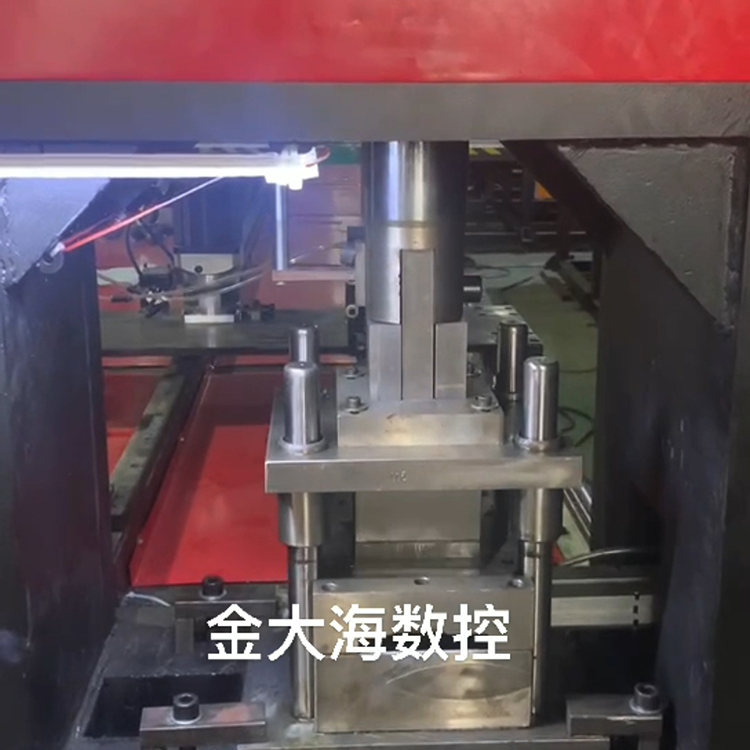 角钢双面冲孔切断一次完成，无尾料高效率