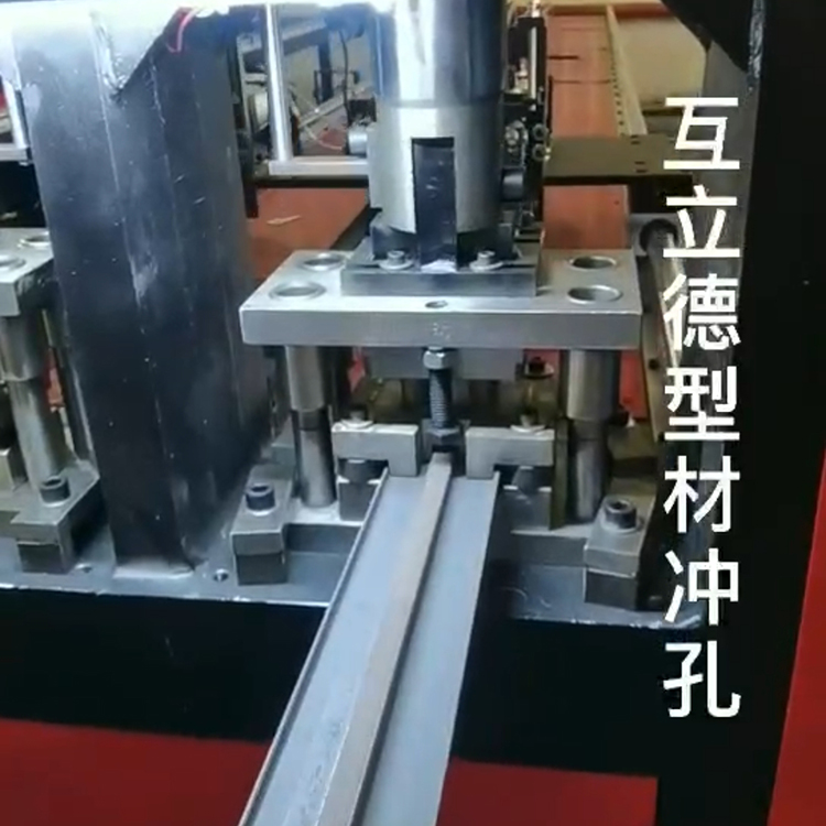 护栏冲孔切断 铝爬架立杆冲孔切料