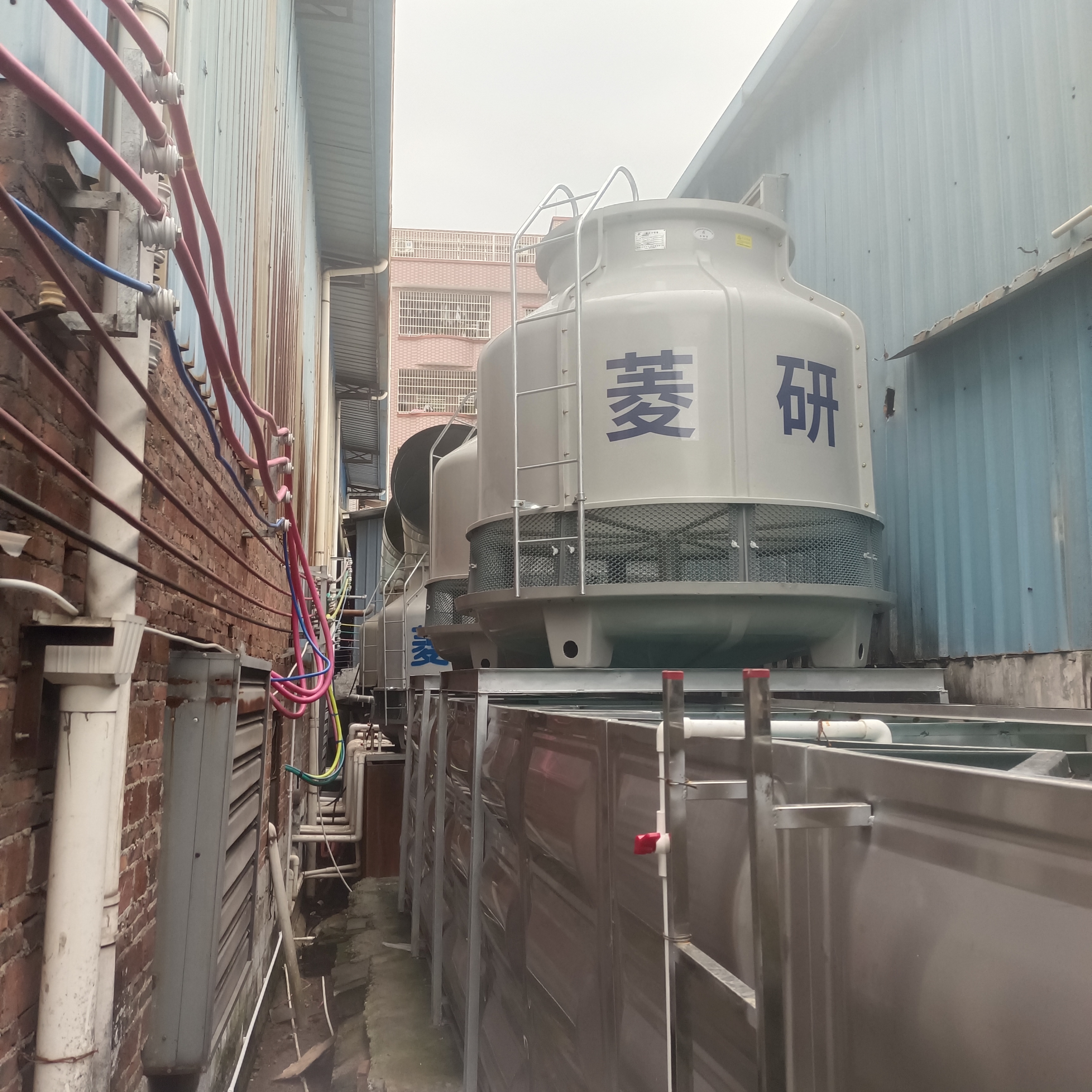 350T圆形冷却塔 工业塔 灰色水塔 低噪音低耗能  性能稳定