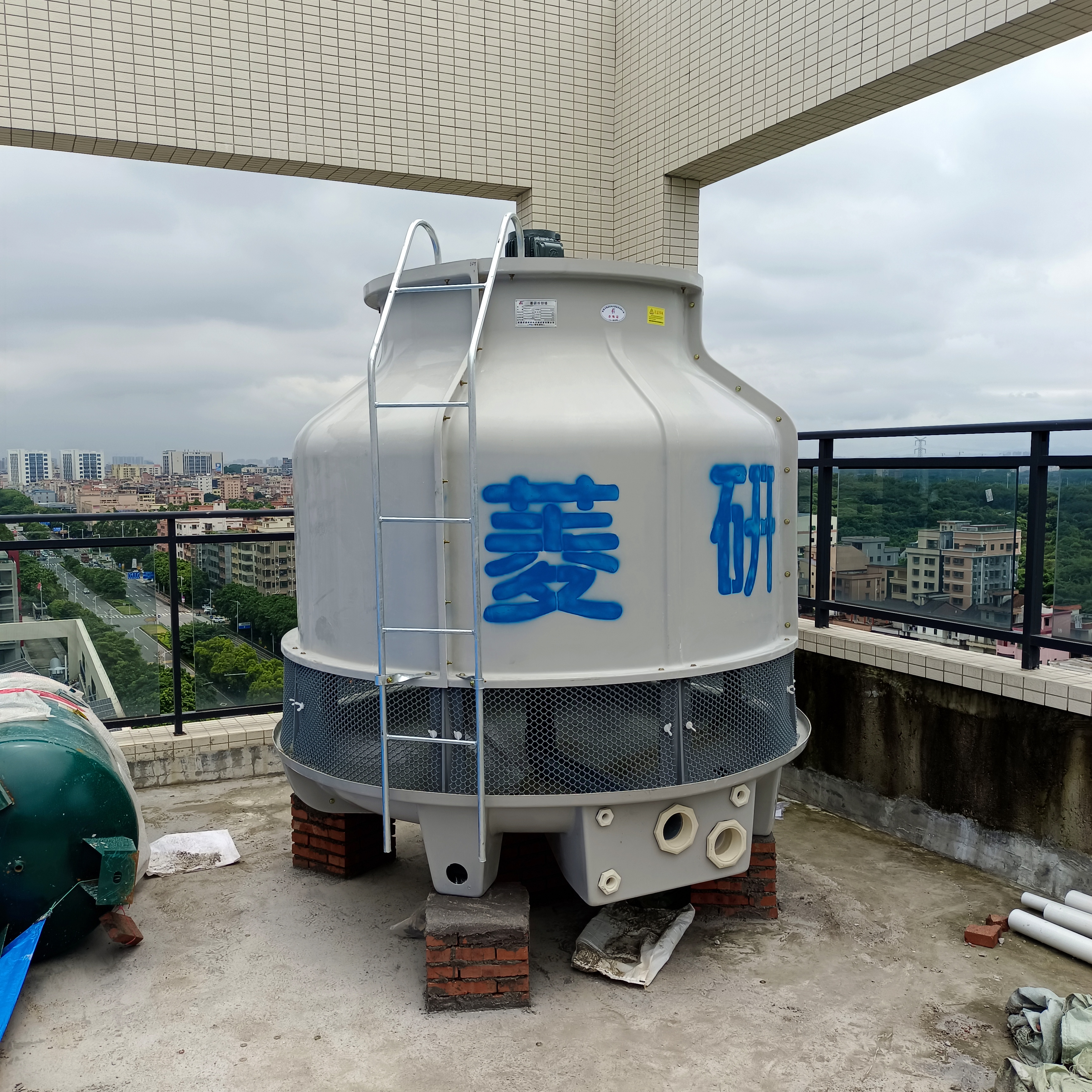 15T圆形冷却塔 工业塔 灰色水塔 低噪音低耗能  性能稳定
