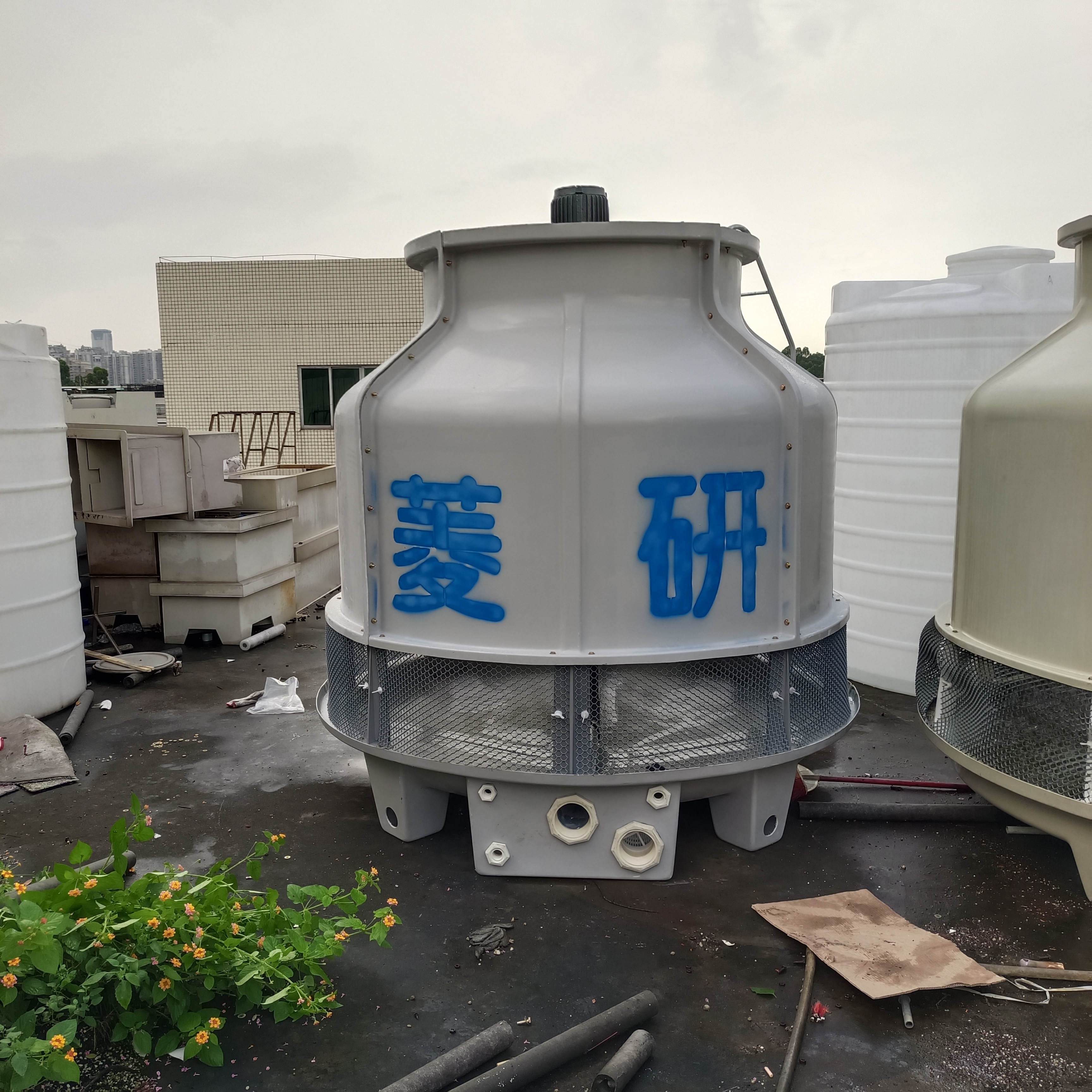 圆形冷却塔厂家 凉水塔 黄色水塔 低噪音低耗能  加厚塔体 