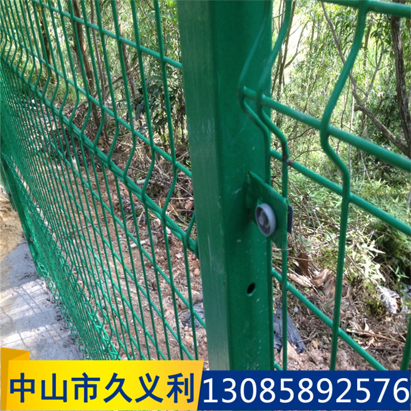 清远市厂家供应护栏网隔离网公路防护低碳钢丝隔离栏经久耐用