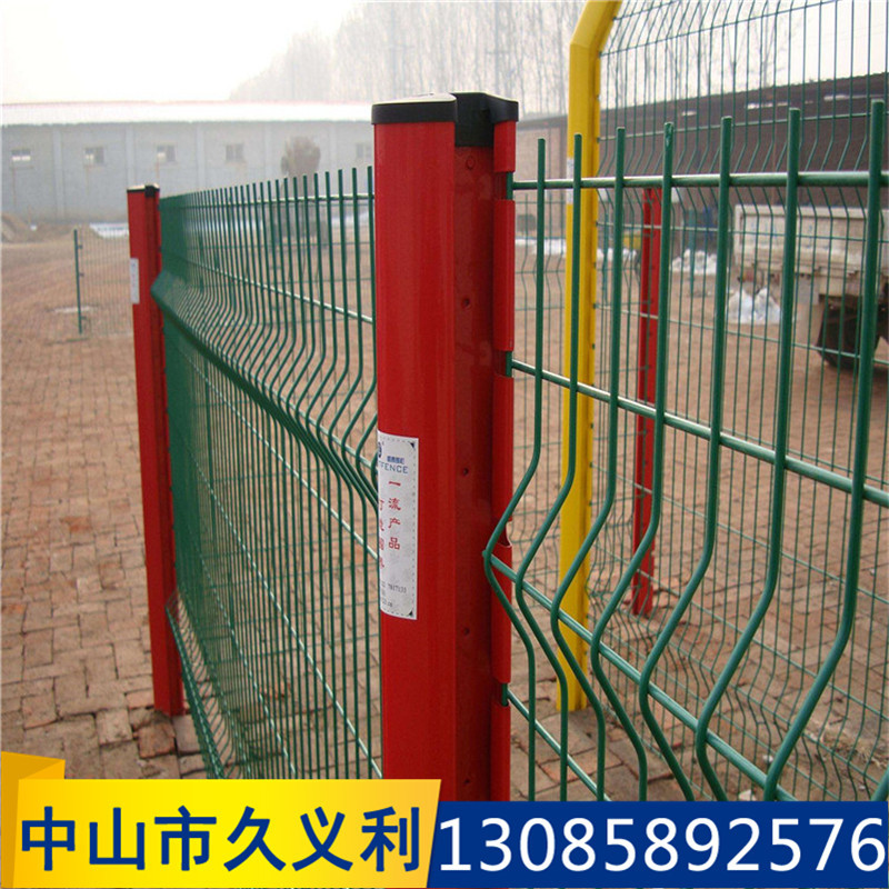 广州护栏网厂家供应 三角折弯护栏网 桃型柱围栏网小区隔离围栏
