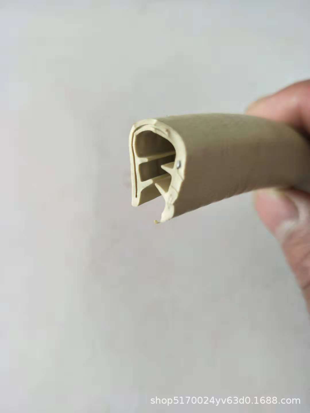 供应 装饰密封条 龙骨复合彩色U形卡扣橡胶条V型PVC<em>防</em>碰撞密封条